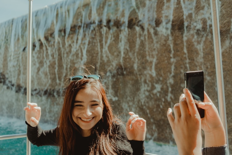 旅游自拍照女生头像,旅游自拍照女生插图2